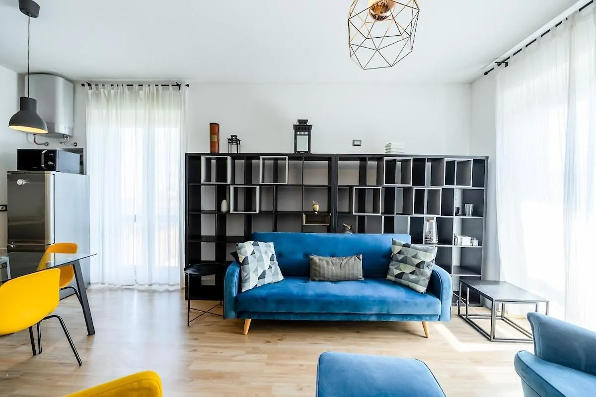 Large Apartment With Private Balcony And Workspace Μιλάνο