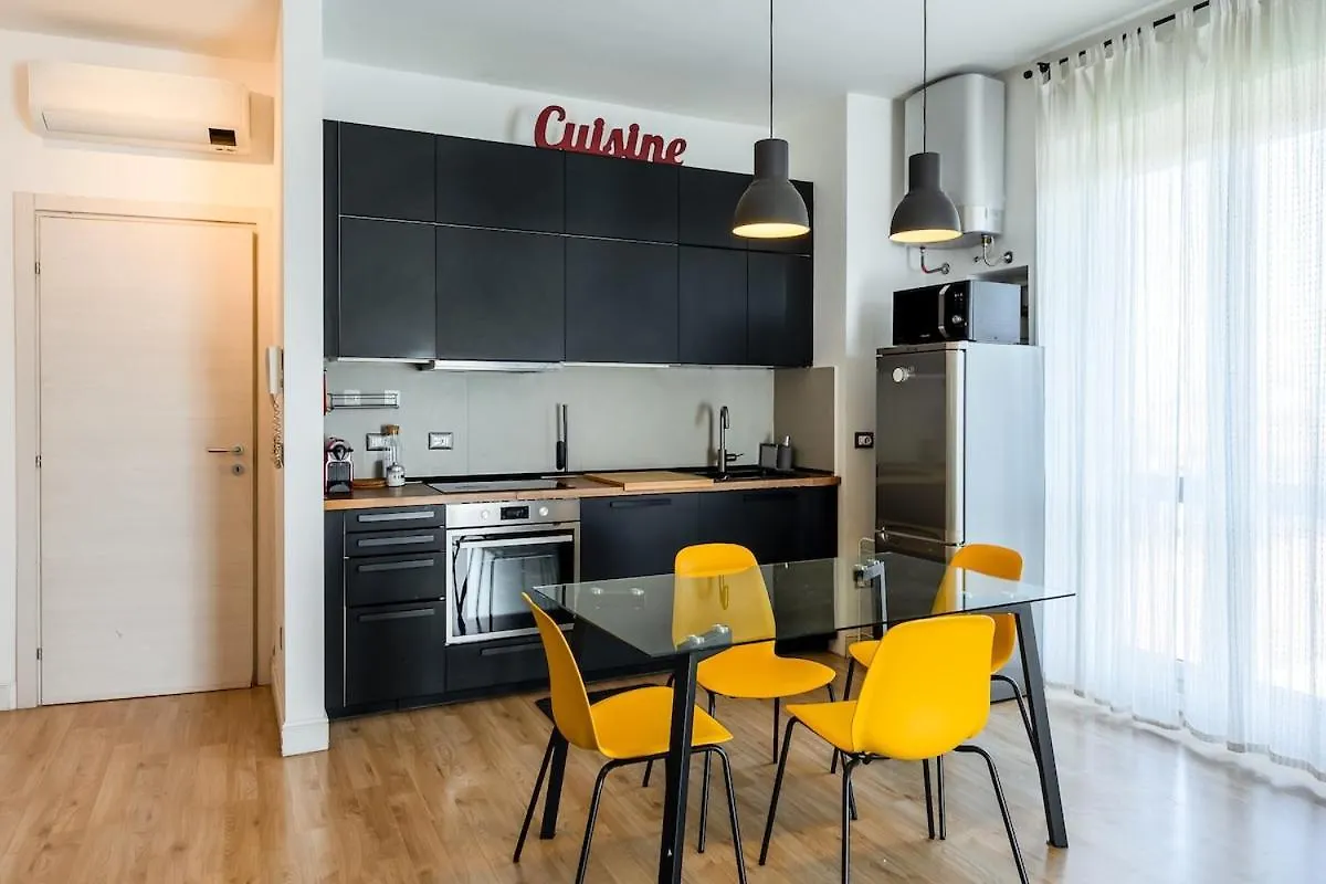 Large Apartment With Private Balcony And Workspace Μιλάνο
