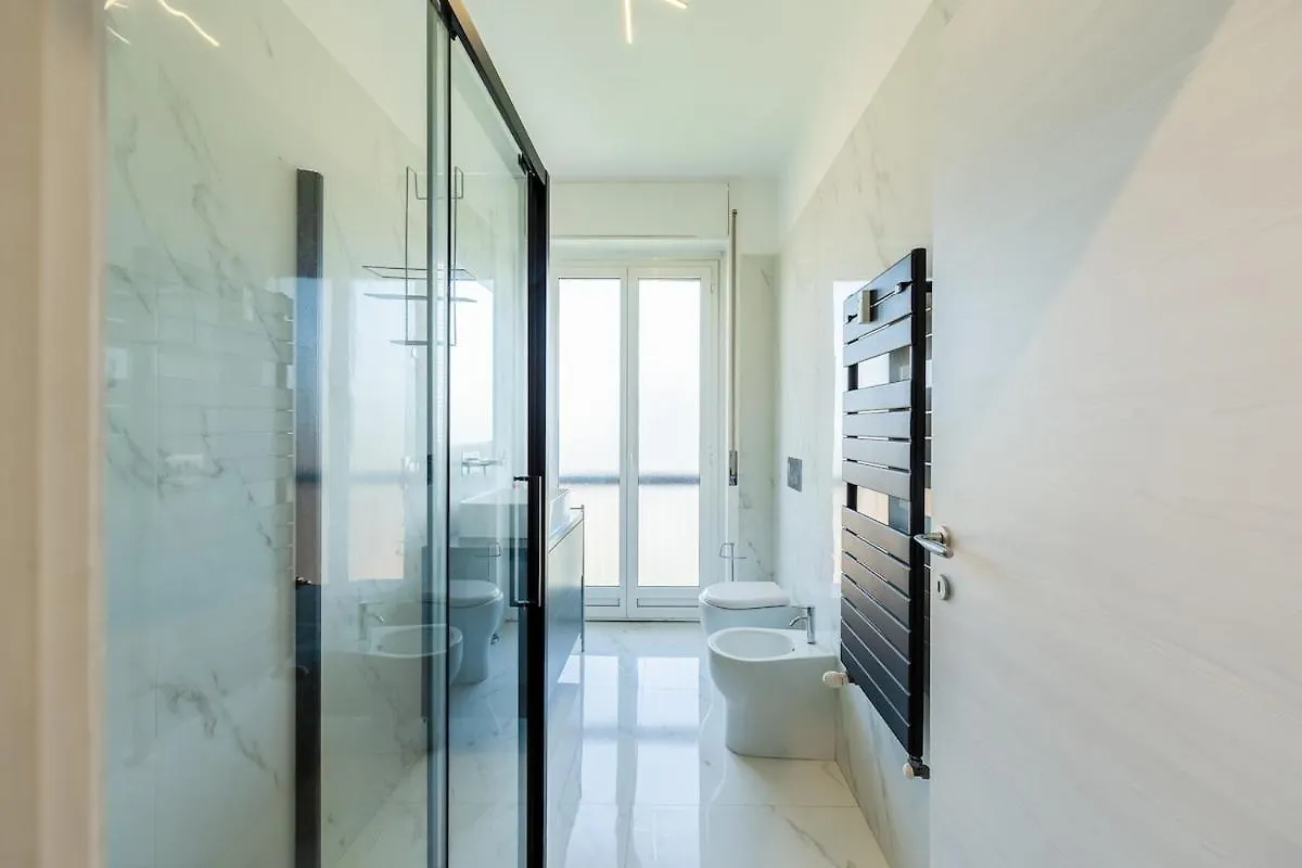 Large Apartment With Private Balcony And Workspace Milán