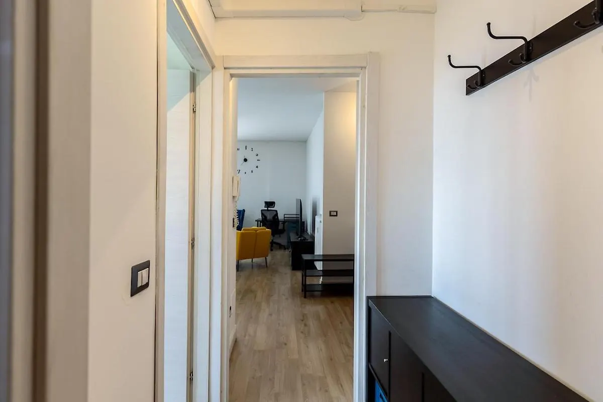 Large Apartment With Private Balcony And Workspace Milán Itálie