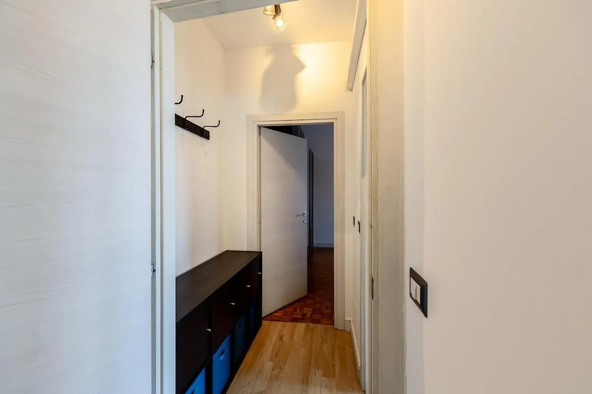 Large Apartment With Private Balcony And Workspace Milán 0*,  Itálie