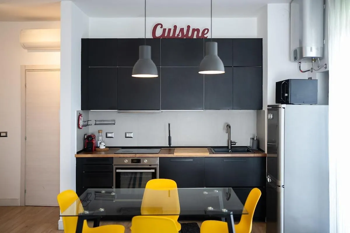 Large Apartment With Private Balcony And Workspace Μιλάνο Ιταλία