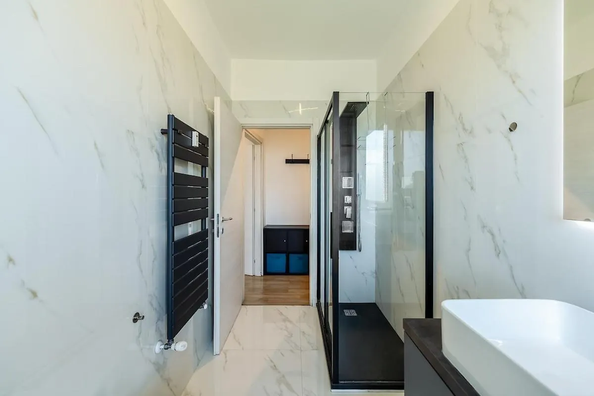 Large Apartment With Private Balcony And Workspace Μιλάνο