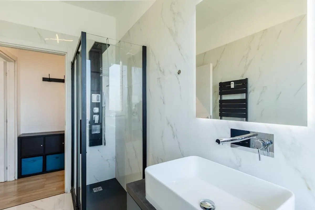 Large Apartment With Private Balcony And Workspace Μιλάνο
