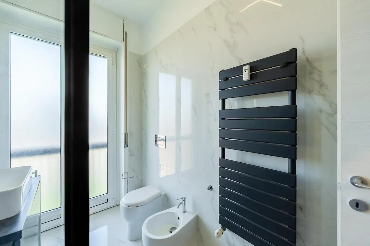 Large Apartment With Private Balcony And Workspace Μιλάνο