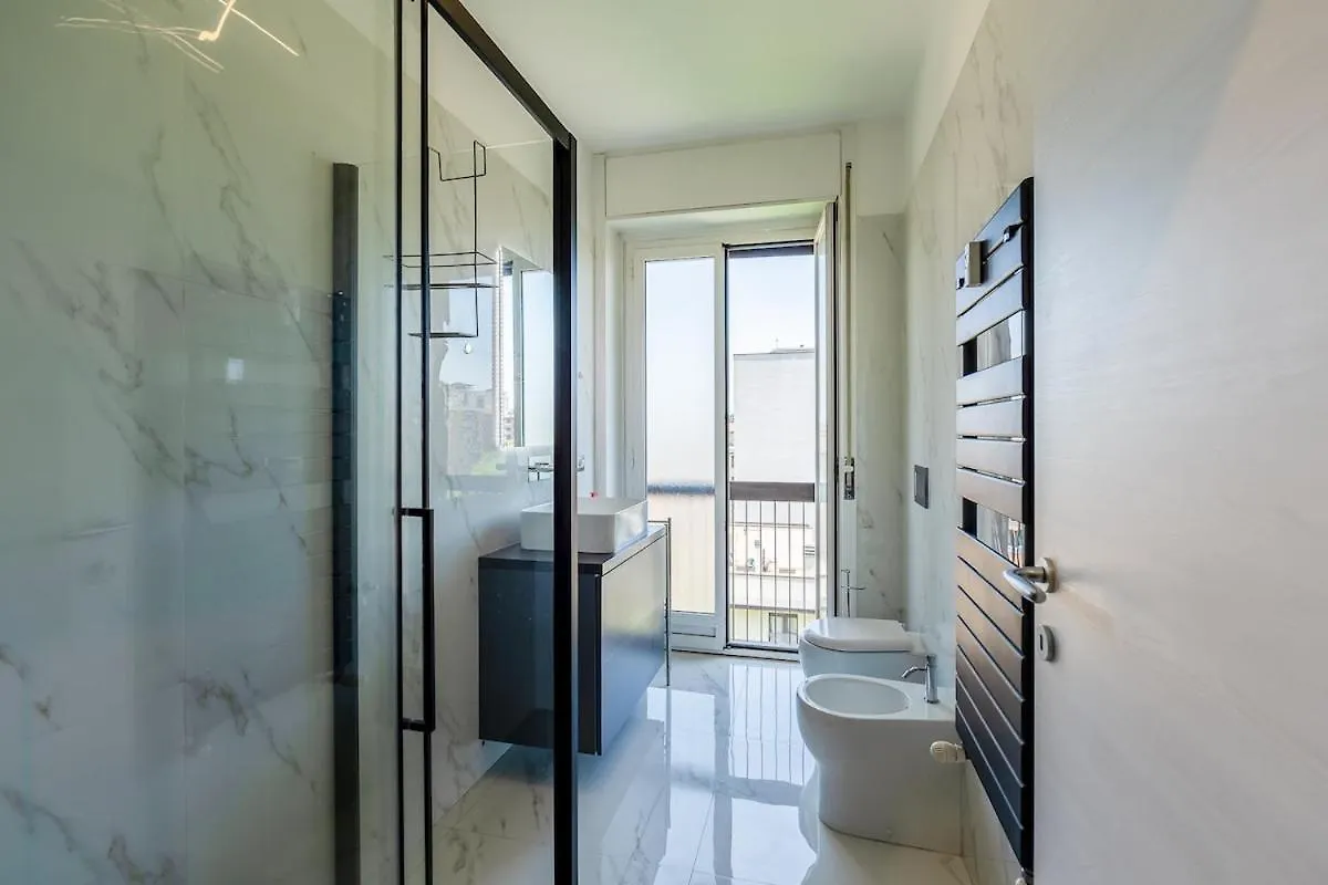 Large Apartment With Private Balcony And Workspace Μιλάνο