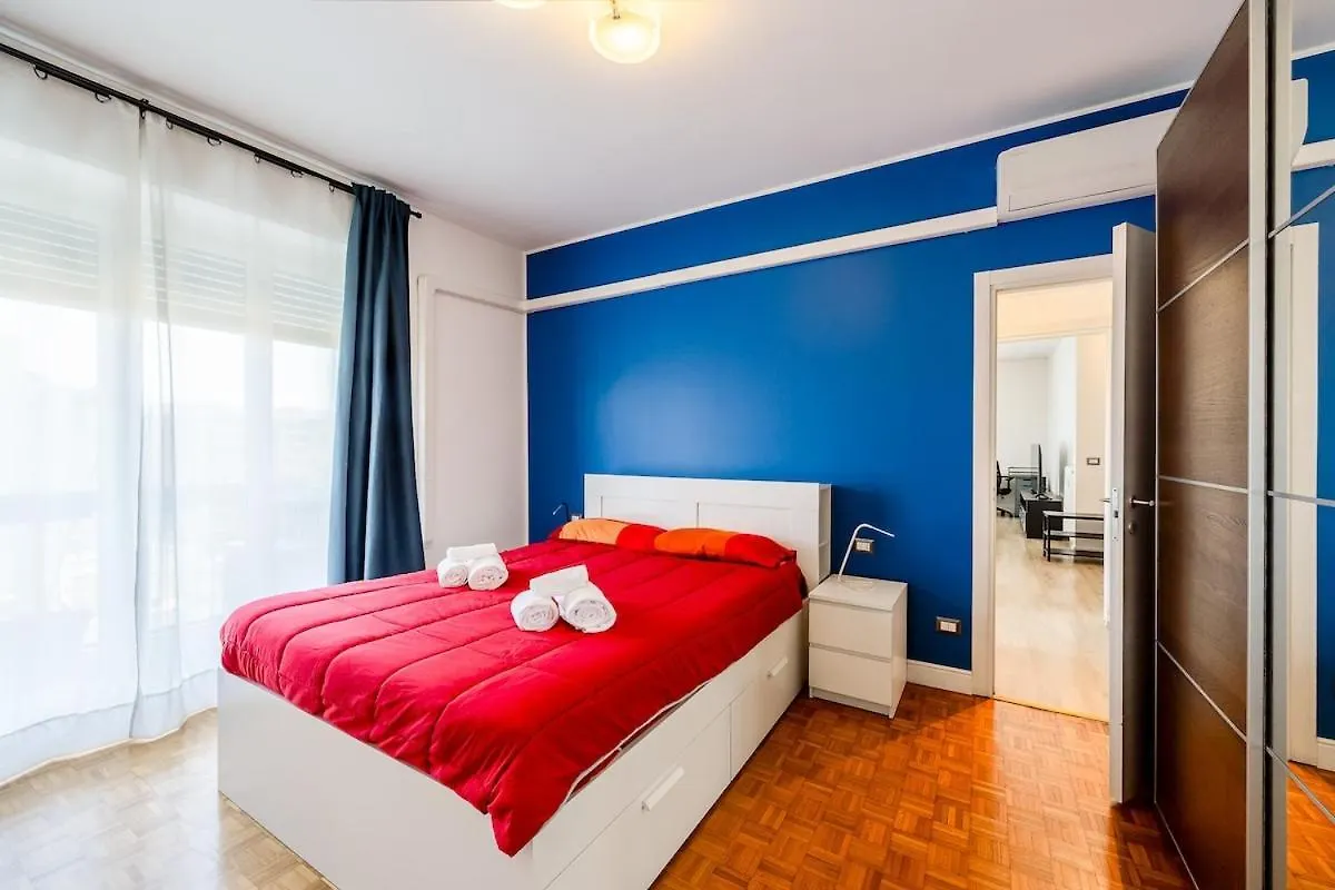 Large Apartment With Private Balcony And Workspace Μιλάνο