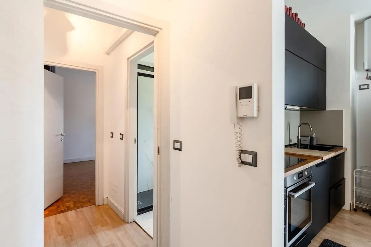 Large Apartment With Private Balcony And Workspace Μιλάνο