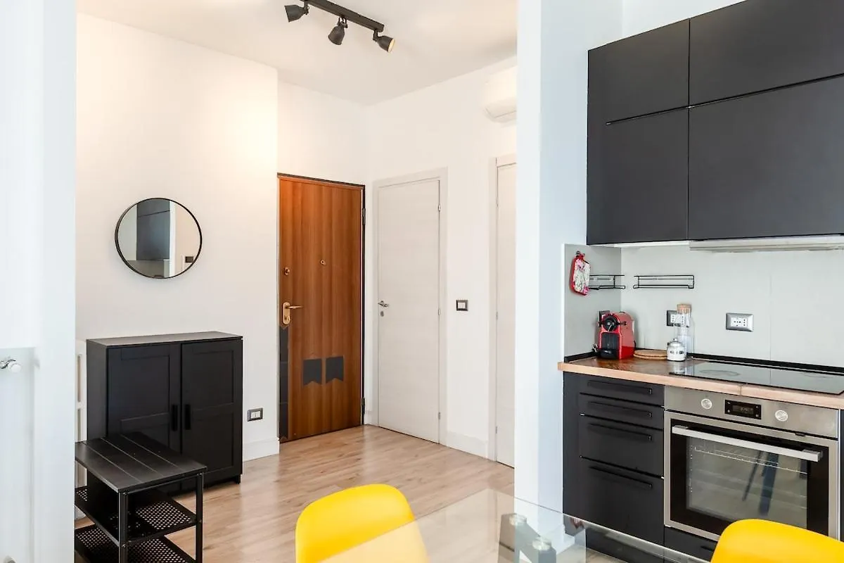 Large Apartment With Private Balcony And Workspace Μιλάνο
