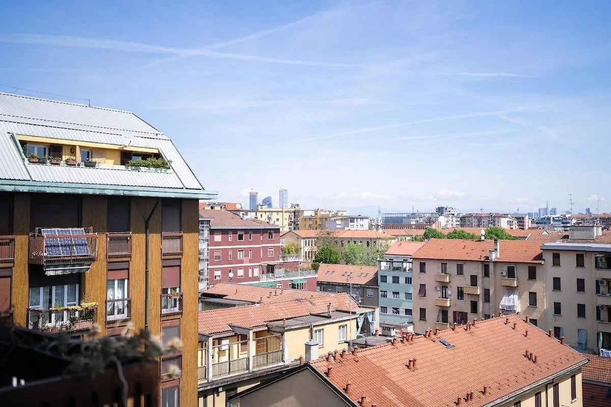 Large Apartment With Private Balcony And Workspace Milán