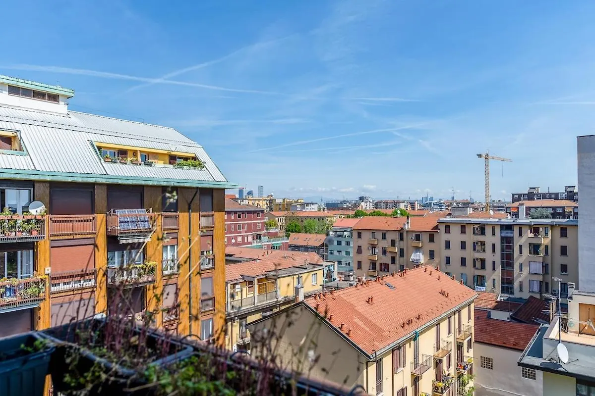 Large Apartment With Private Balcony And Workspace Milán