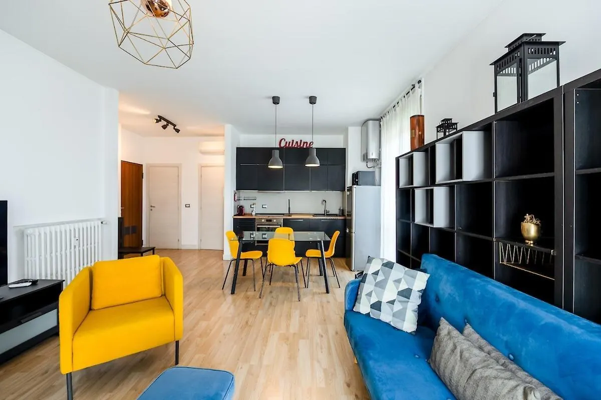 Large Apartment With Private Balcony And Workspace Μιλάνο
