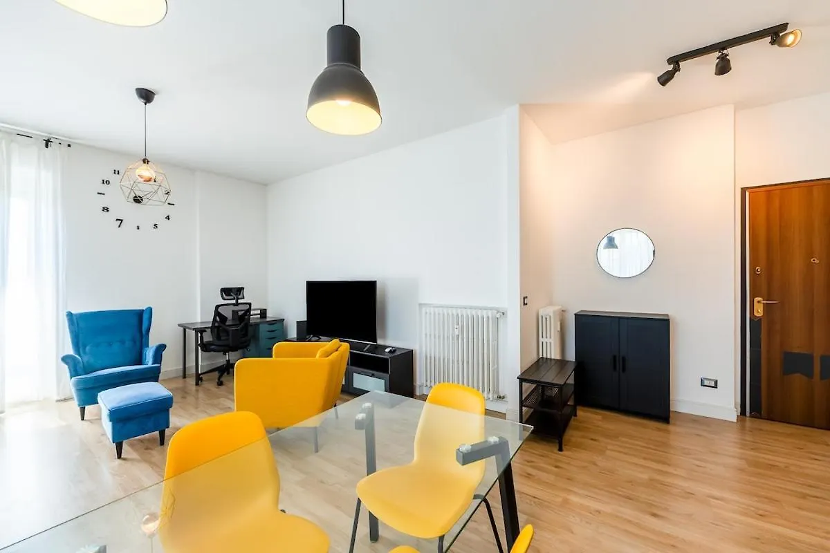 Large Apartment With Private Balcony And Workspace Μιλάνο