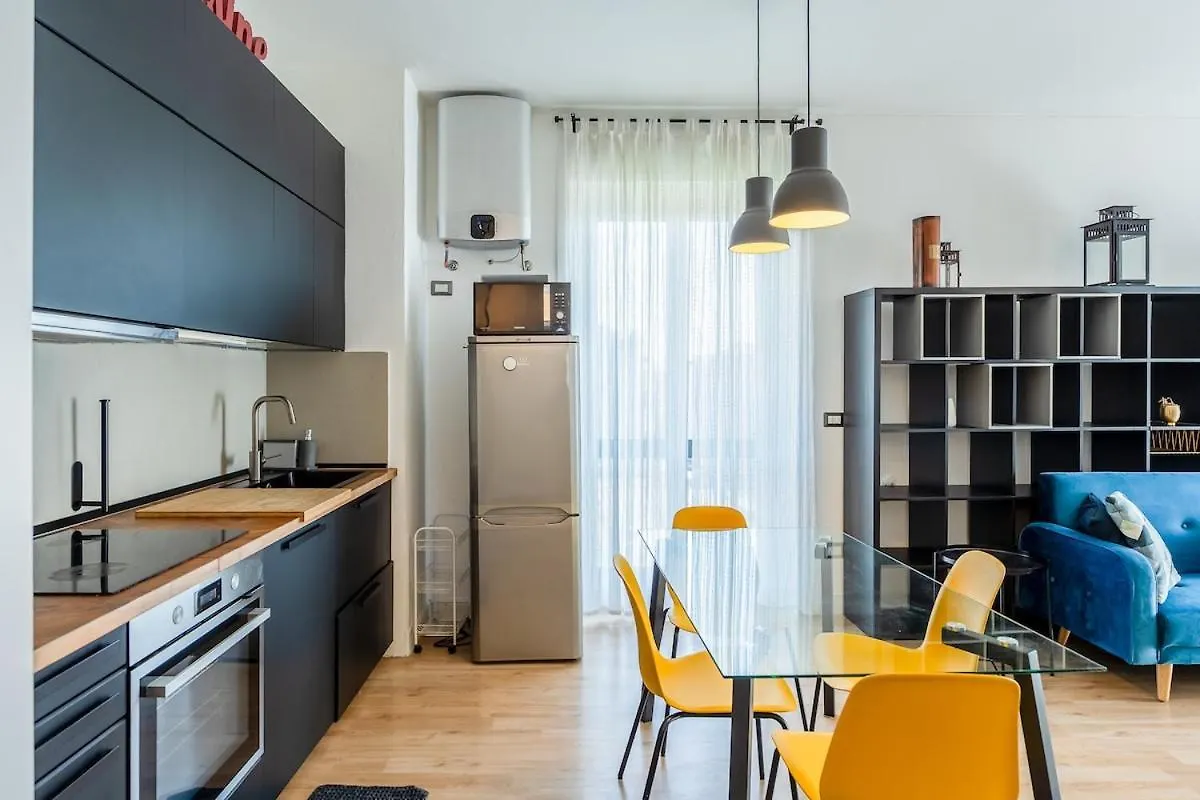 Large Apartment With Private Balcony And Workspace Milaan