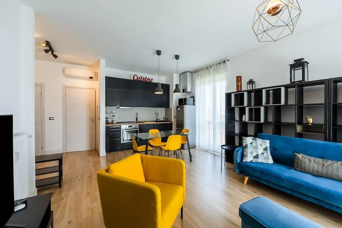 Large Apartment With Private Balcony And Workspace Milaan