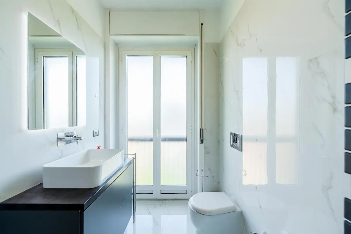 Large Apartment With Private Balcony And Workspace Milaan Italië