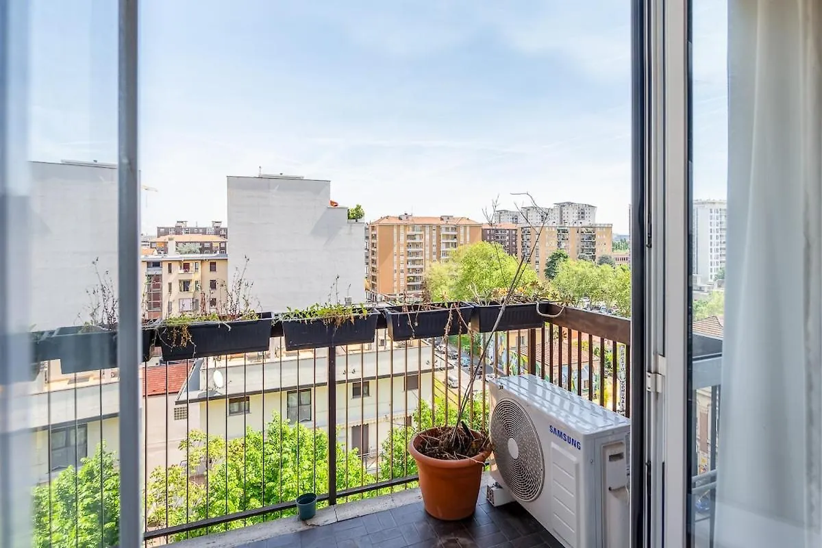 Large Apartment With Private Balcony And Workspace Milaan Italië