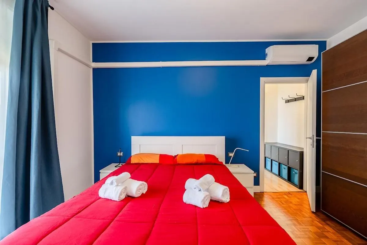 Large Apartment With Private Balcony And Workspace Milaan