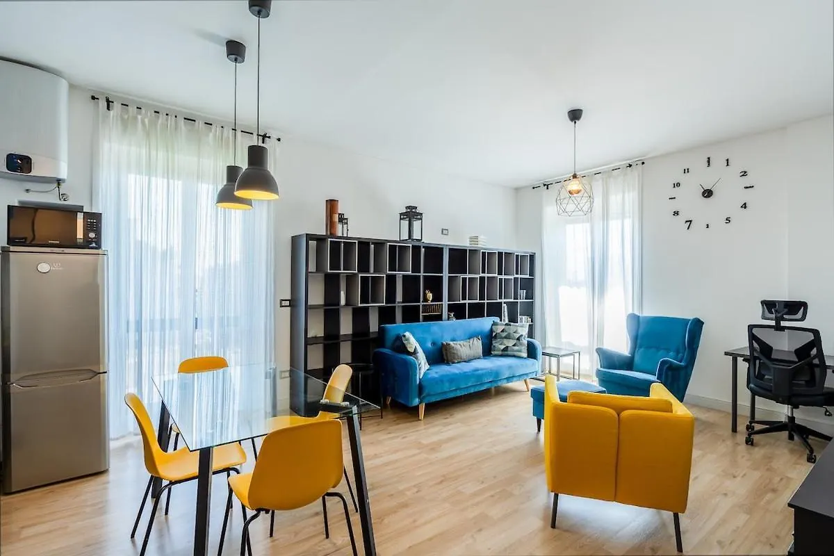 Large Apartment With Private Balcony And Workspace Milaan
