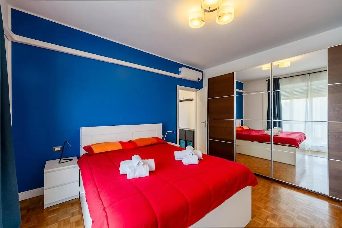 Large Apartment With Private Balcony And Workspace Milaan 0*,  Italië