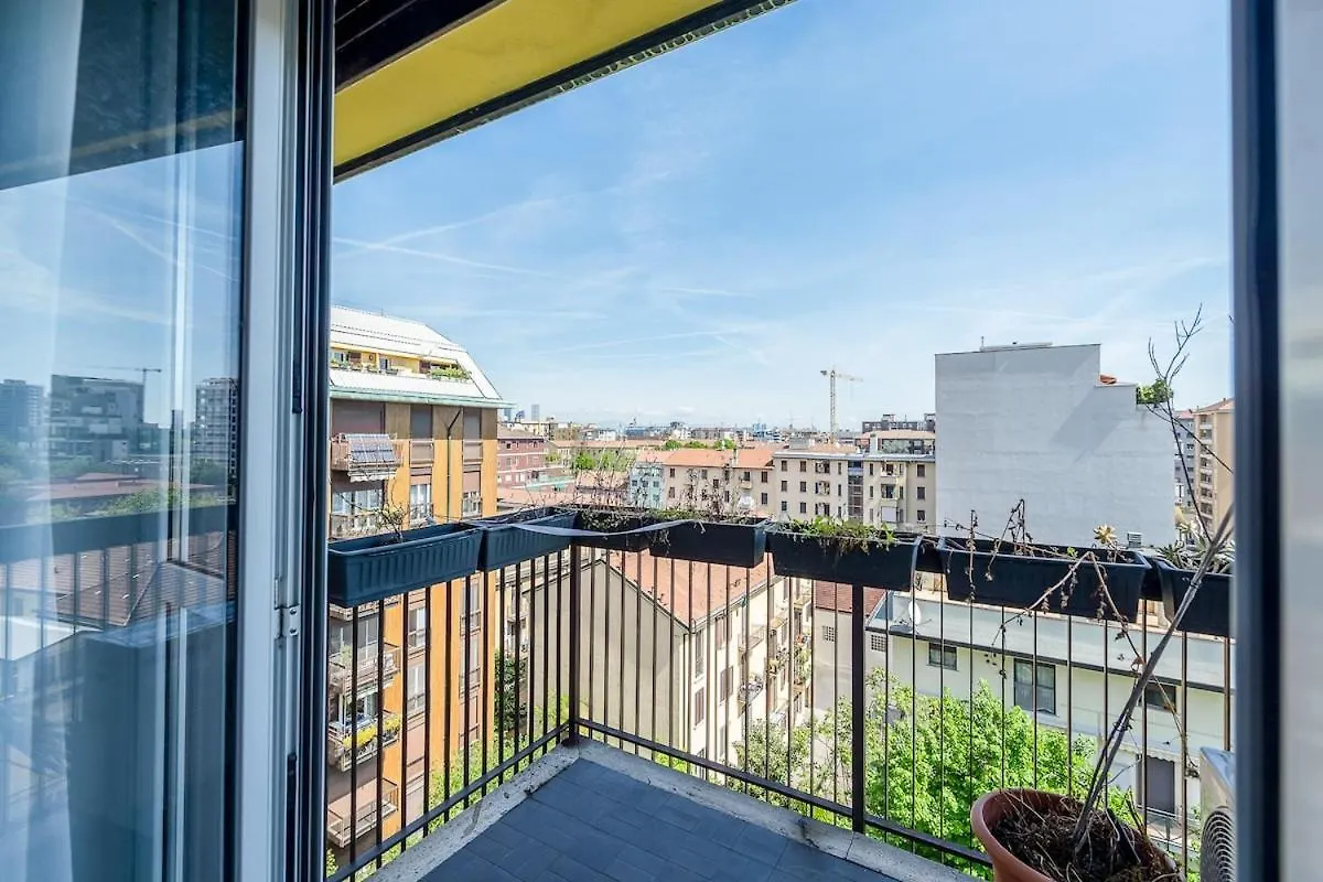Large Apartment With Private Balcony And Workspace Milaan
